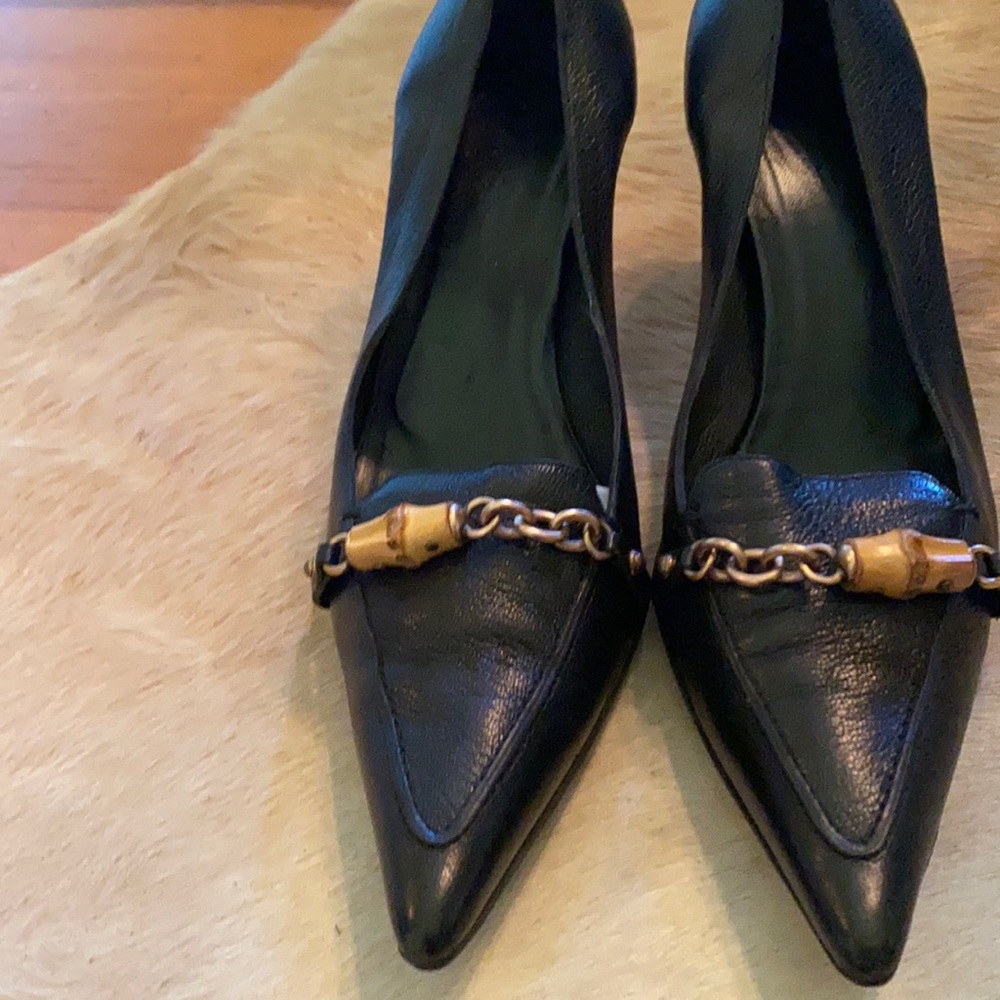Gucci chain and bamboo black leather pump
